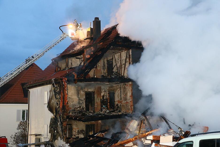 Die Flammen zerstörten nicht nur große Teile des Hauses, in dem sich die Explosion ereignete - auch in Gebäuden im Umkreis zerbarsten Scheiben.