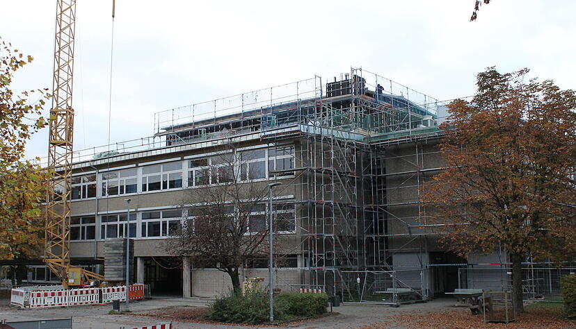 Die Stadt Schwaigen hat zuletzt einige gr&ouml;&szlig;ere Projekte gestemmt. Die Leintalschule geh&ouml;rte dazu, um Dach und Chemiesaal zu sanieren. Foto: R&ouml;mer/Archiv