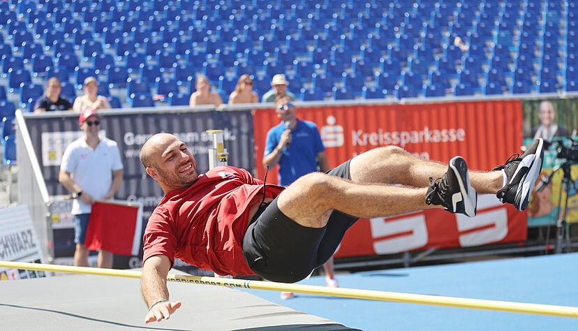 Falken-Kapit&auml;n Freddy Cabana ist muskul&ouml;ser als die Hochsprung-Profis. Spa&szlig; hat er am Sonntag trotzdem gehabt.