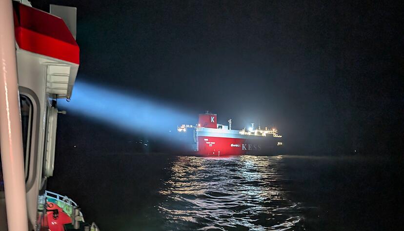 Die ersten Einsatzkr&auml;fte erreichten gegen Mitternacht den Frachter.