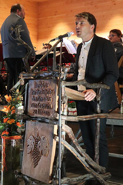 J&uuml;rgen Kerl &uuml;bergibt eine besondere Flasche Distelfinken-Geist an B&uuml;rgermeister Beck.