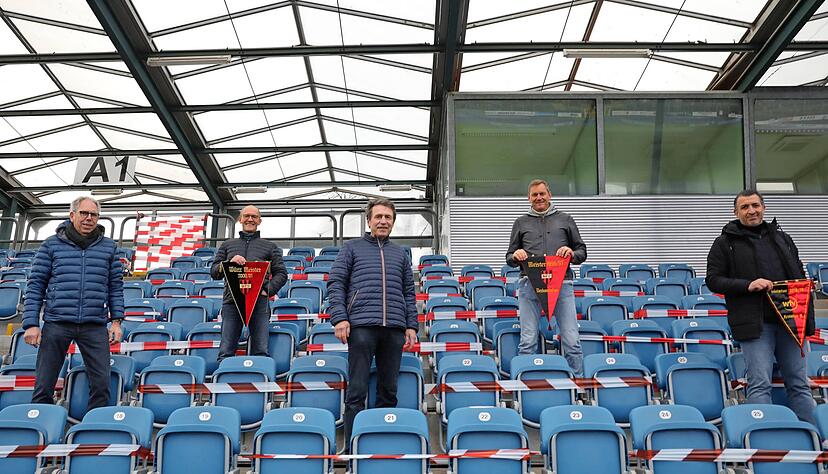 Fünf von vielen "Legenden" des VfR Heilbronn (von links): Gerd Schneider, Jürgen Schöpf, Manfred Grimm, Oliver Walla und Onur Celik.
Foto: Alexander Bertok