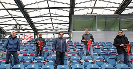 Fünf von vielen "Legenden" des VfR Heilbronn (von links): Gerd Schneider, Jürgen Schöpf, Manfred Grimm, Oliver Walla und Onur Celik.
Foto: Alexander Bertok