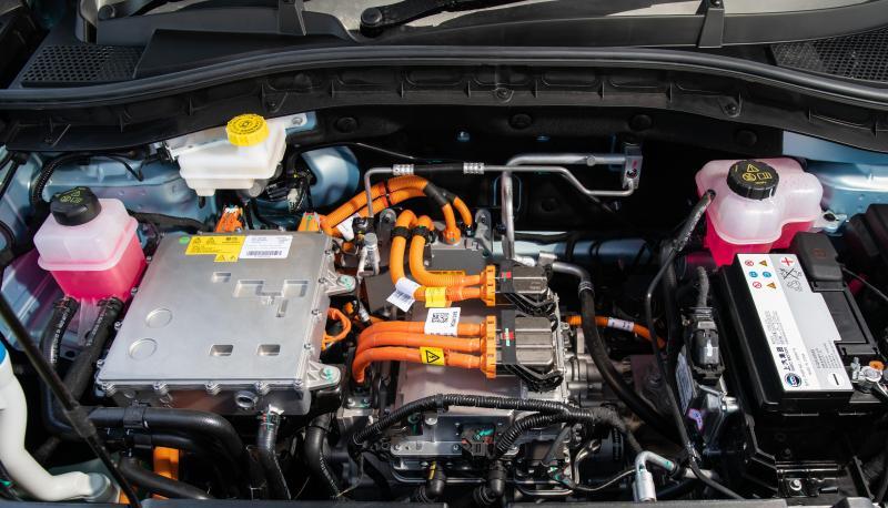 Der Motor, der allein die Vorderachse antreibt, leistet 105 kW/143 PS.