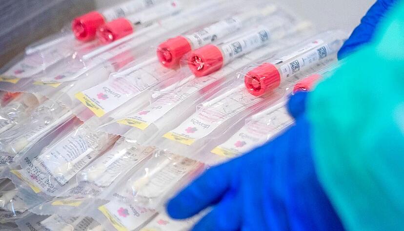 Mit Corona-Schnelltests lassen sich gute Geschäfte machen. Nicht überall geht es aber ehrlich zu. Jetzt hat die Staatsanwaltschaft gegen den Betreiber einer Öhringer Shisha-Bar wegen Betrugs Haftbefehl erlassen.
Foto: Jens Büttner