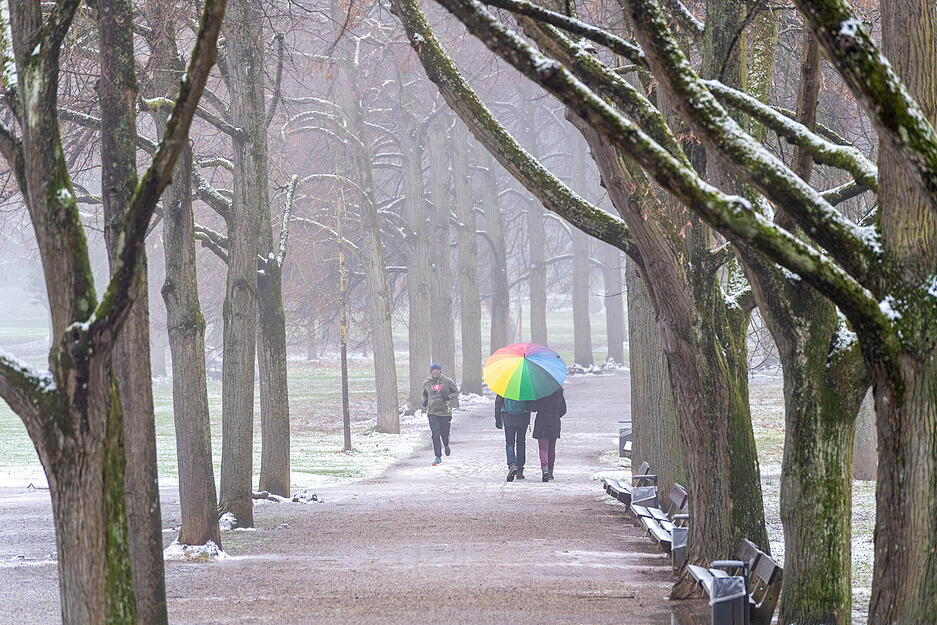 Vielerorts ist der Schnee in Regen übergegangen. Außerdem soll es Tauwetter geben.