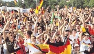 Tor für Deutschland: Auf dem Heilbronner Fandorf schrien die Fans bei den vier Treffern gegen England am Sonntag ihre Freude heraus. Foto: Guido Sawatzki Tor für Deutschland: Auf dem Heilbronner Fandorf schrien die Fans bei den vier Treffern gegen England am Sonntag ihre Freude heraus. Foto: Guido Sawatzki