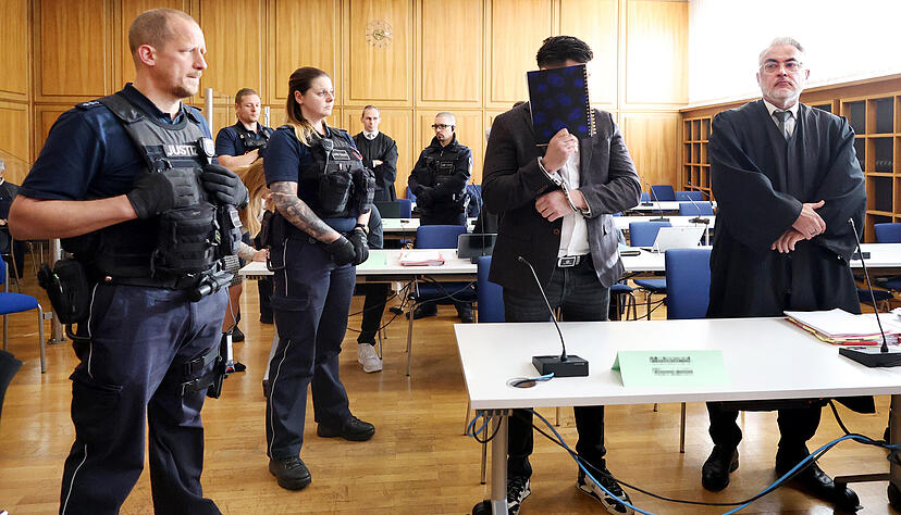 Er r&auml;umt die Tatvorw&uuml;rfe beim Prozessauftakt am Heilbronner Landgericht grunds&auml;tzlich ein: Der Hauptangeklagte Muhamed R. verdeckt sein Gesicht mit einem College-Block. Rechts sein Anwalt Thorsten Weismann.