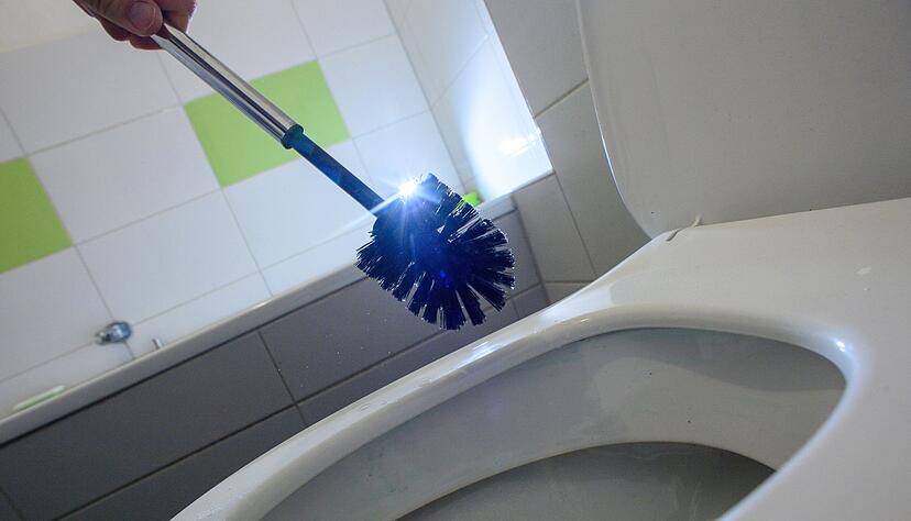 Step 2: Nach 30 Minuten Einwirkzeit die Toilette putzen und spülen.