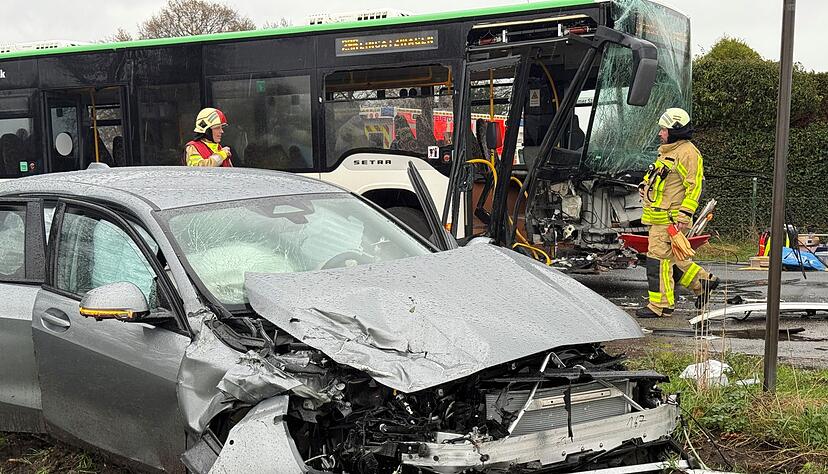 Der Bus und das Auto wurden bei dem Zusammenprall stark beschädigt. Der Bus und das Auto wurden bei dem Zusammenprall stark beschädigt.