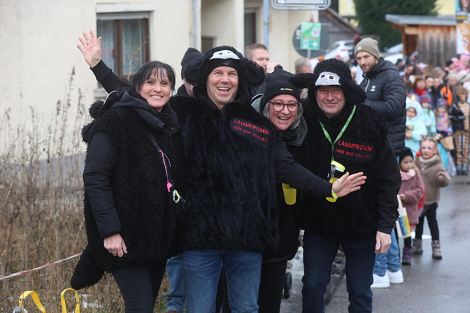 Sie hüpften, sprangen, tanzten. Sie hüpften, sprangen, tanzten.