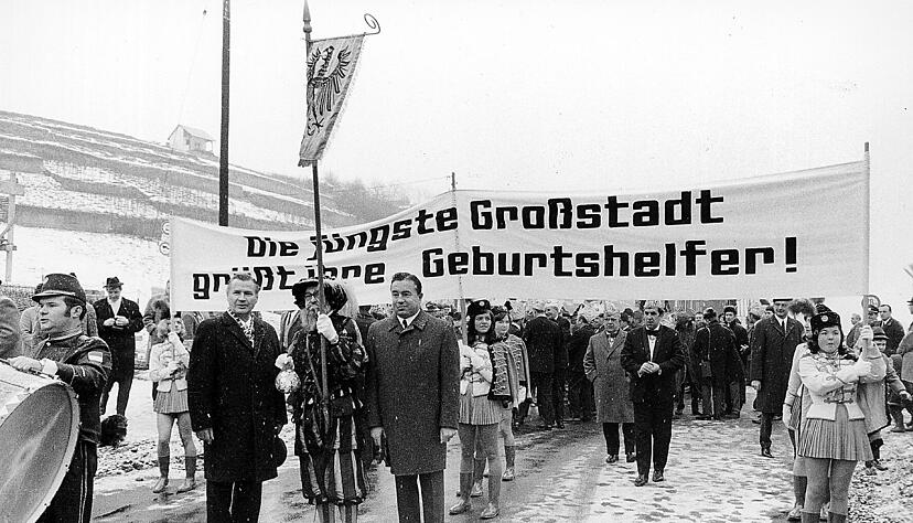 OB Hans Hoffmann (links), der Landsknecht und Klingenbergs Bürgermeister Rolf Hagner frieren mit Bürgern, Stadtkapelle und CGH am 1. Januar 1970.
Foto: Stadtarchiv OB Hans Hoffmann (links), der Landsknecht und Klingenbergs Bürgermeister Rolf Hagner frieren mit Bürgern, Stadtkapelle und CGH am 1. Januar 1970.
Foto: Stadtarchiv