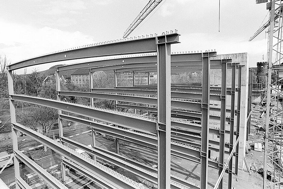 Ein Parkhaus entsteht entlang der Mannheimer Straße, nahe des Bollwerksturms.  Stück für Stück werden die tonnenschweren, über 20 Meter langen Stahlträger montiert. Ansicht aus April 1998.