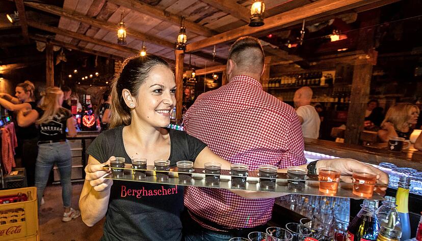 Nach einem Jahr coronabedingter Zwangspause hat das Winterdorf beim Heilbronner Frankenstadion wieder seine Pforten ge&ouml;ffnet. Rein darf nur, wer geimpft oder genesen ist. F&uuml;r viele Besucher kehrt damit ein St&uuml;ck Normalit&auml;t zur&uuml;ck.