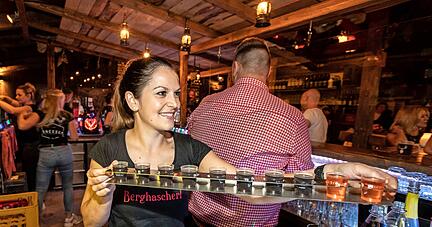 Nach einem Jahr coronabedingter Zwangspause hat das Winterdorf beim Heilbronner Frankenstadion wieder seine Pforten geöffnet. Rein darf nur, wer Geimpft oder Genesen ist. Für viele Besucher kehrt damit ein Stück Normalität zurück. Nach einem Jahr coronabedingter Zwangspause hat das Winterdorf beim Heilbronner Frankenstadion wieder seine Pforten geöffnet. Rein darf nur, wer Geimpft oder Genesen ist. Für viele Besucher kehrt damit ein Stück Normalität zurück.