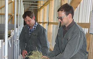 Michael Bauer ist zuständig für die Schlachterei und den Vertrieb. Wenn das Fleisch verpackt ist, werden die einzelnen Päckchen an einer Maschine automatisch ettiketiert. Michael Bauer ist zuständig für die Schlachterei und den Vertrieb. Wenn das Fleisch verpackt ist, werden die einzelnen Päckchen an einer Maschine automatisch ettiketiert.