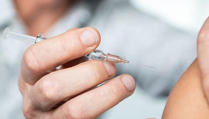 Jährlich im Herbst sollte die Grippeschutzimpfung erneuert werden. Jährlich im Herbst sollte die Grippeschutzimpfung erneuert werden.