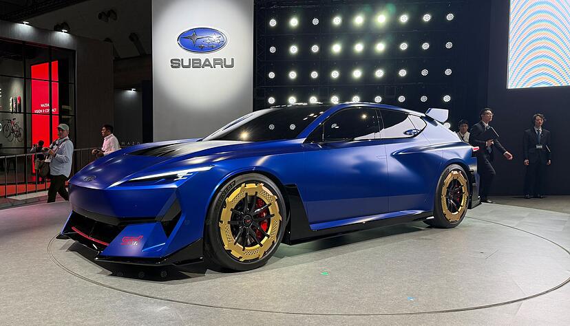 Die Räder tragen goldene Aero-Cover, die Front hat ein aggressives Design: das Performance-E STI Concept von Subaru. Die Räder tragen goldene Aero-Cover, die Front hat ein aggressives Design: das Performance-E STI Concept von Subaru.