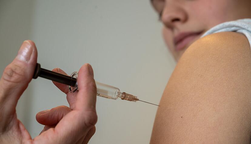Eine Jugendliche bekommt eine Impfung zum Schutz vor Geb&auml;rmutterhals-Krebs.