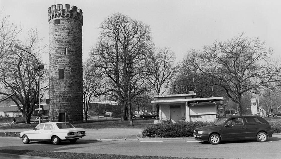 Ansicht des Areals am Bottwerksturm mit Kiosk im Jahr 1997. Im Hintergrund ist der Parkplatz rechts neben dem Hallenbad sichtbar.