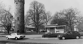 Ansicht des Areals am Bottwerksturm mit Kiosk im Jahr 1997. Im Hintergrund ist der Parkplatz rechts neben dem Hallenbad sichtbar.