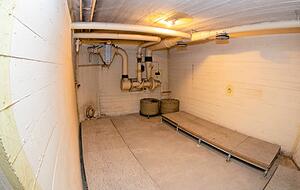 Drinnen hängt das alte Belüftungssystem noch an der Decke. Drinnen hängt das alte Belüftungssystem noch an der Decke.