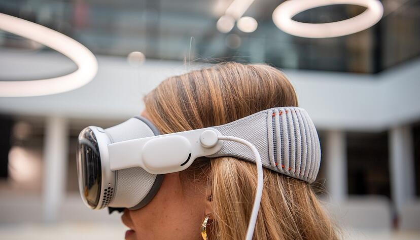 So sitzt die Vision Pro auf dem Kopf. Die kleinen Lautsprecher an den Ohren k&ouml;nnen auch r&auml;umlichen 3D-Ton abspielen.