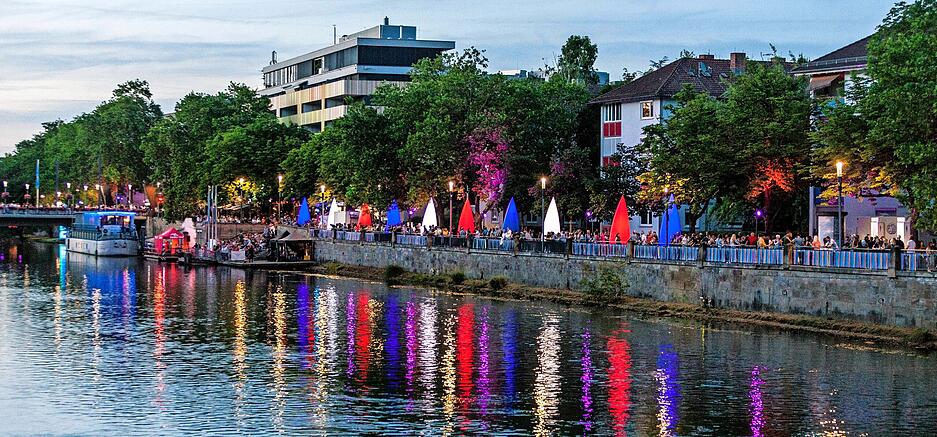 Straßenfest entlang der Neckarmeile: Unter der Dachmarke "Heilbronn zeigt Geschmack" brachte das Lichterfest am Wochenende Festival-Gefühl in die Innenstadt.
Fotos: Lina Bihr
