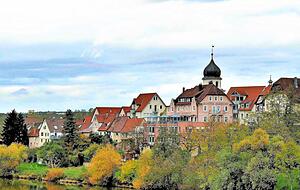 Auf der anderen Neckarseite grüßt Jagstfeld mit dem Wendelinusturm. Fotos: Karl-Heinz Wachtler