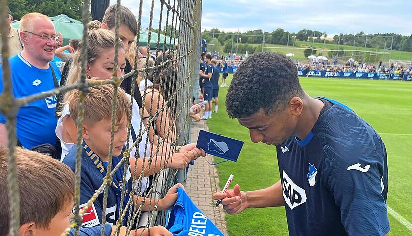 Bernardo schreibt nach dem Trainingsauftakt der TSG Hoffenheim Autogramme. Er ist froh, im Kraichgau zu sein. „Diese ganze Region, Sinsheim, Heidelberg“ gefällt ihm gut. „Die Gegend hier ist sehr schön.“
Foto: Andreas Öhlschläger Bernardo schreibt nach dem Trainingsauftakt der TSG Hoffenheim Autogramme. Er ist froh, im Kraichgau zu sein. „Diese ganze Region, Sinsheim, Heidelberg“ gefällt ihm gut. „Die Gegend hier ist sehr schön.“
Foto: Andreas Öhlschläger
