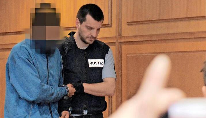 Der Angeklagte fällt im Prozess oft mit Respektlosigkeiten auf. Foto: Mugler Der Angeklagte fällt im Prozess oft mit Respektlosigkeiten auf. Foto: Mugler