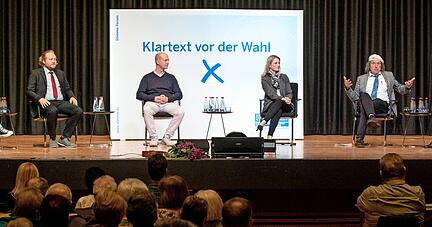Linda Möllers (links) und Friedhelm Römer (rechts) leiteten die Runde. Den Fragen stellten sich Björn Jahnel, Michael Bauer, Sarina Pfründer und Hans Krauss (von links).
Foto: Andreas Veigel Linda Möllers (links) und Friedhelm Römer (rechts) leiteten die Runde. Den Fragen stellten sich Björn Jahnel, Michael Bauer, Sarina Pfründer und Hans Krauss (von links).
Foto: Andreas Veigel