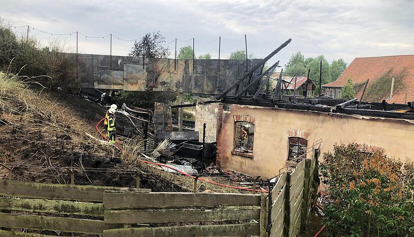 Bei dem Brand auf dem Gelände sind mehrere Menschen verletzt worden.
