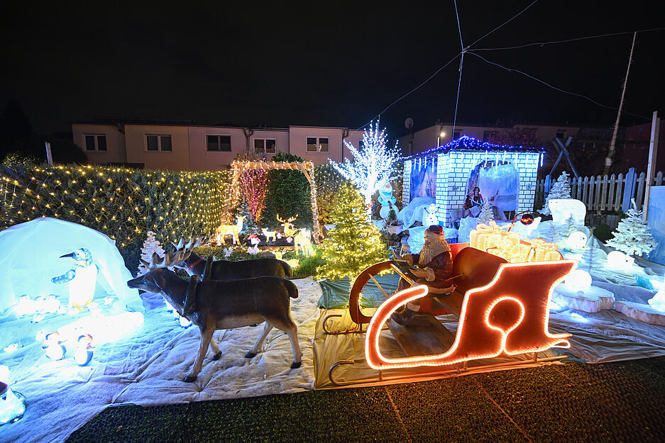 Hunderte Figuren sind in Nitschkes Garten eingezogen. Ab dem ersten Adventssonntag erstrahlt das Grundstück täglich ab Einbruch der Dunkelheit.