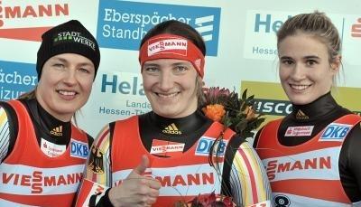 Anke Wischnewski (l-r), Tatjana H&uuml;fner und Natalie Geisenberger strahlen.