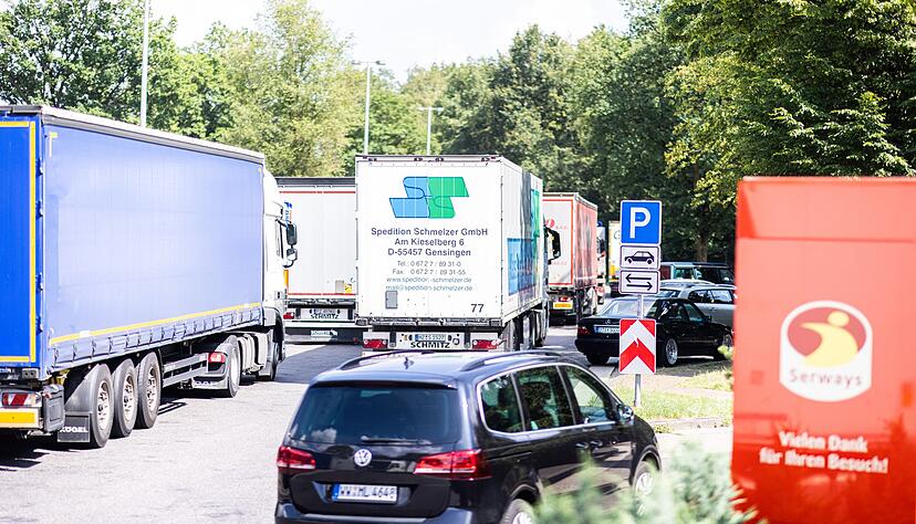 Wie voll es auf den Park- und Rastanlagen wirklich ist, lässt sich von der Fahrbahn aus meist nicht sonderlich gut einschätzen. Wie voll es auf den Park- und Rastanlagen wirklich ist, lässt sich von der Fahrbahn aus meist nicht sonderlich gut einschätzen.