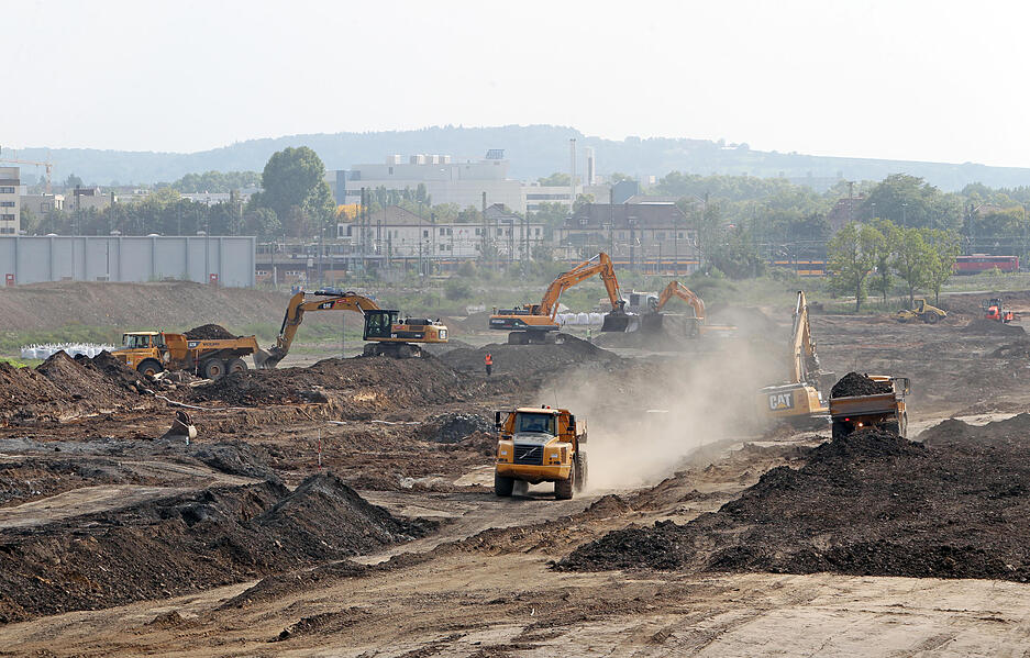 Erdarbeiten auf dem ehemaligen Heilbronner Fruchtschuppengelände beginnen. Das Gelände gleicht einer Mondlandschaft. Aufnahme von September 2014.