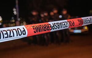 Die Polizei trennt strikt die Teilnehmer beider Versammlungen. Ausschreitungen gibt es keine. Die Polizei trennt strikt die Teilnehmer beider Versammlungen. Ausschreitungen gibt es keine.