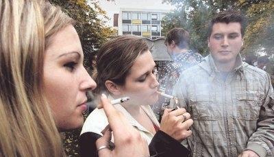 Bald soll ein neuer Standort die Situation entsch&auml;rfen. Bisher stehen die rauchenden Gustav-von-Schmoller-Sch&uuml;ler so, dass viele Minderj&auml;hrige auf dem Weg in die Helene-Lange-Realschule (hinten im Bild) an ihnen vorbei m&uuml;ssen.Foto: Guido Sawatzki