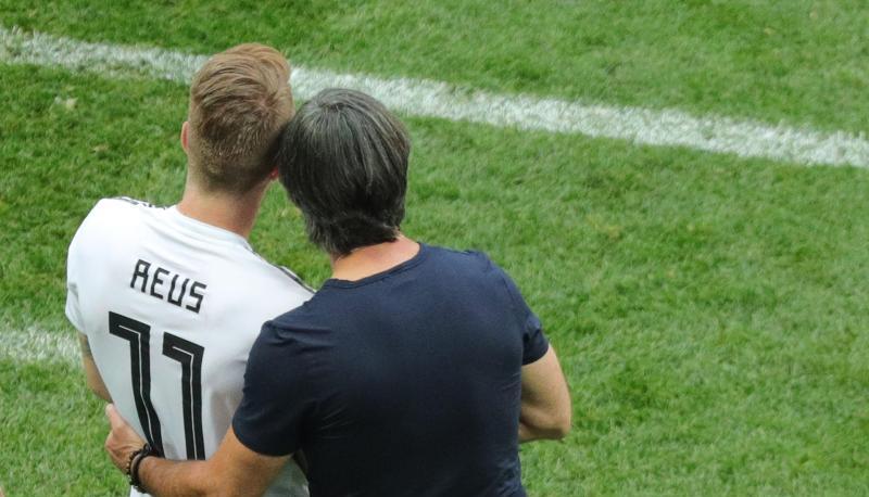 Bundestrainer Joachim L&ouml;w im Gespr&auml;ch mit Marco Reus.