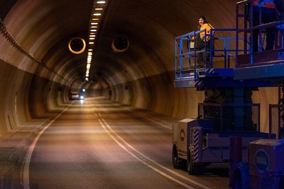 Baumaschinen stehen am Donnerstagmorgen für Sanierungsarbeiten am Schemmelsbergtunnel bereit.
