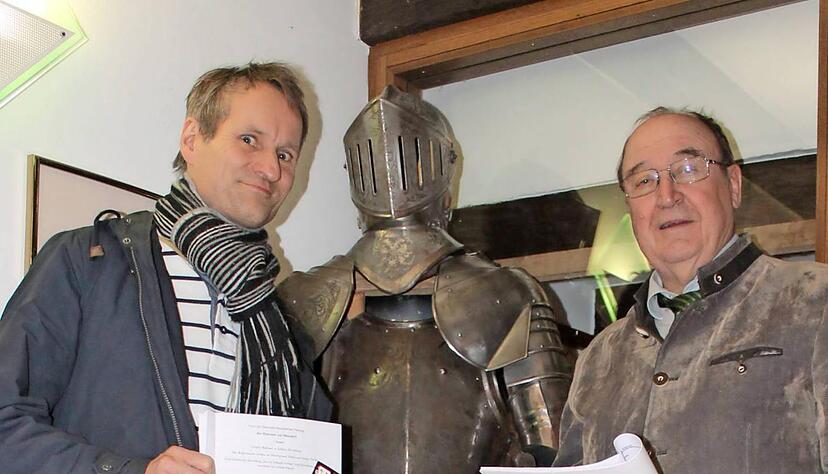 Der neue Regisseur Udo Grunwald (links) und Schlossherr Wolfgang von Stetten in historischer Begleitung.
Foto: Thomas Zimmermann