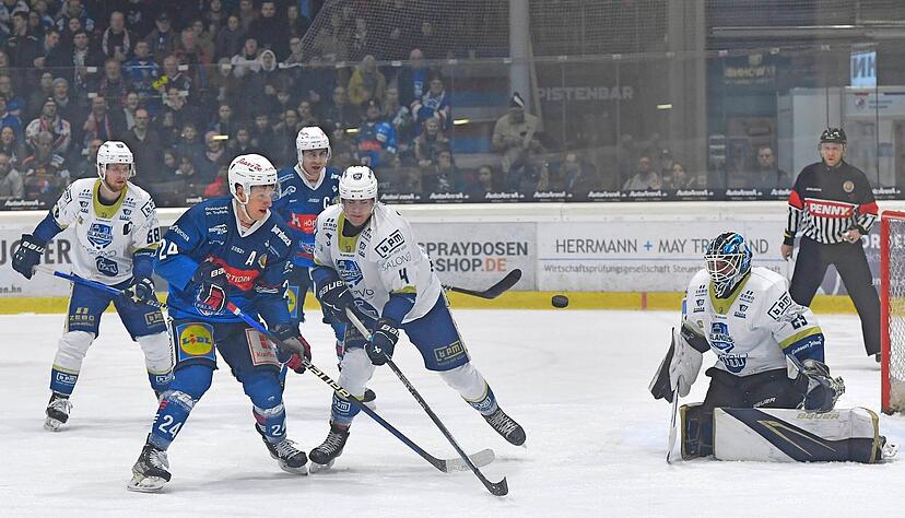 Falken-Rekordspieler Corey Mapes (2.v.l.) erzielte mit seinem 13. Saisontreffer den wichtigen 3:3-Ausgleich gegen die Lindau Islanders.
Foto: Archiv/Berger