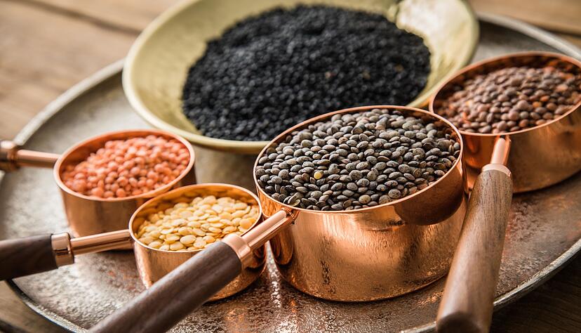 Wer sich vegan ernährt, kann seinen Bedarf an Proteinen durch Hülsenfrüchte wie Linsen decken. Wer sich vegan ernährt, kann seinen Bedarf an Proteinen durch Hülsenfrüchte wie Linsen decken.