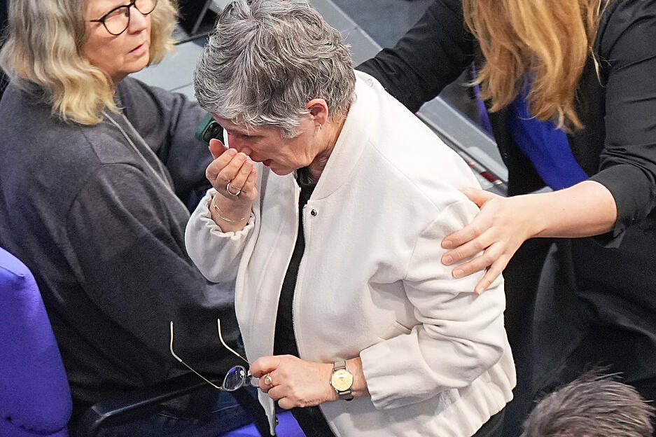 Britta Haßelmann (M), Bundestagsfraktionsvorsitzende von Bündnis 90/Die Grünen, wird nach einem Sturz aus dem Plenarsaal im Bundestag begleitet.