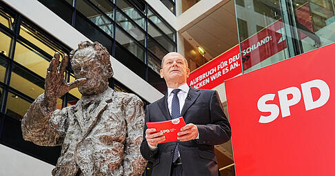 Olaf Scholz (SPD), designierter Bundeskanzler, spricht bei der Vorstellung der SPD-Minister und -Ministerinnen im Willy-Brandt-Haus für die Bildung der neuen Bundesregierung. Foto: dpa Olaf Scholz (SPD), designierter Bundeskanzler, spricht bei der Vorstellung der SPD-Minister und -Ministerinnen im Willy-Brandt-Haus für die Bildung der neuen Bundesregierung. Foto: dpa
