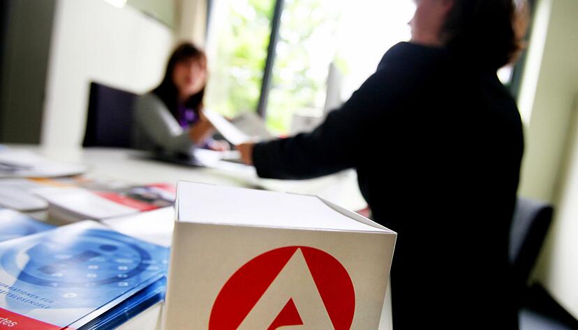 Eine Mitarbeiterin der Bundesagentur für Arbeit berät eine Kundin. Eine Mitarbeiterin der Bundesagentur für Arbeit berät eine Kundin.