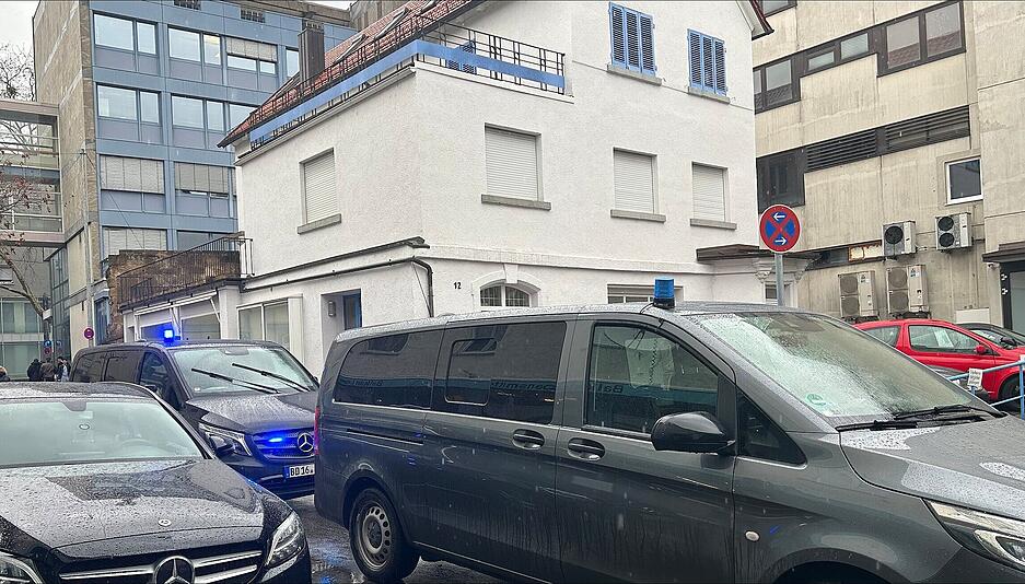 Mehrere Einsatzfahrzeuge der Polizei und Zoll sind am Dienstag am Wollhaus in Heilbronn im Einsatz. Offenbar geht es um möglicherweise illegal verkaufte Tabakwaren.