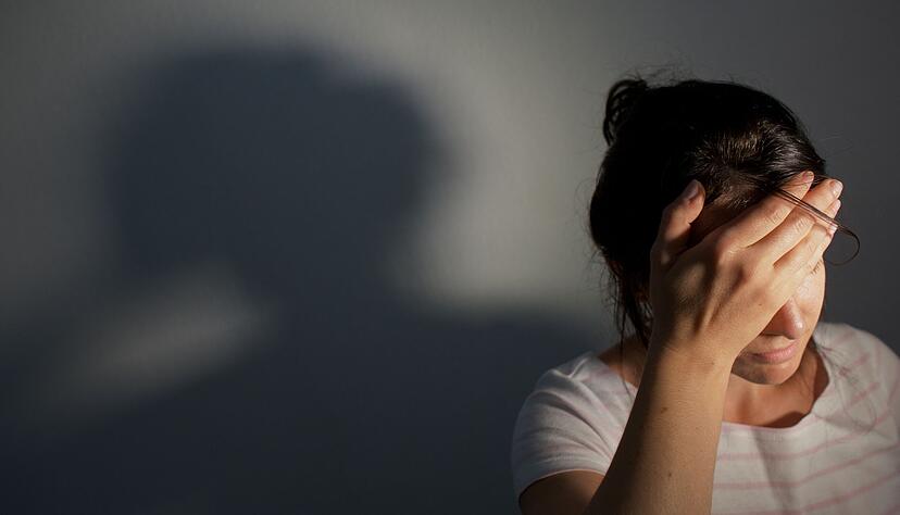 Kopfschmerzen, Lichtempfindlichkeit oder Bewusstseinsstörungen können unter anderem ein Anzeichen für eine Hirnhautentzündung sein. Kopfschmerzen, Lichtempfindlichkeit oder Bewusstseinsstörungen können unter anderem ein Anzeichen für eine Hirnhautentzündung sein.