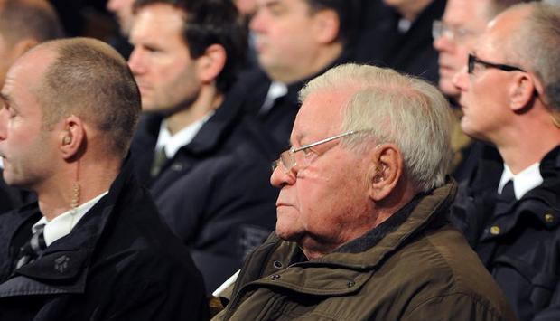 Auch Altbundeskanzler Helmut Schmidt (SPD) ist zu der Trauerfeier für den ehemaligen Bundesverteidigungsminister Peter Struck gekommen. Foto: Holger Hollemann Auch Altbundeskanzler Helmut Schmidt (SPD) ist zu der Trauerfeier für den ehemaligen Bundesverteidigungsminister Peter Struck gekommen. Foto: Holger Hollemann